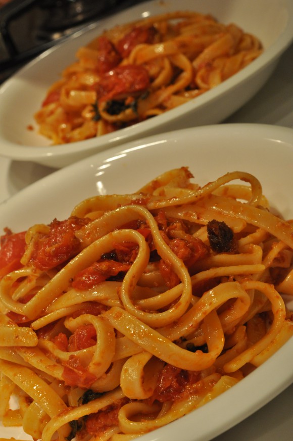 linguine coi pomodorini e qualcos'altro mangiate in ottima compagnia